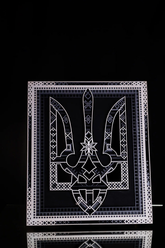 Багатошаровий герб України з орнаментом